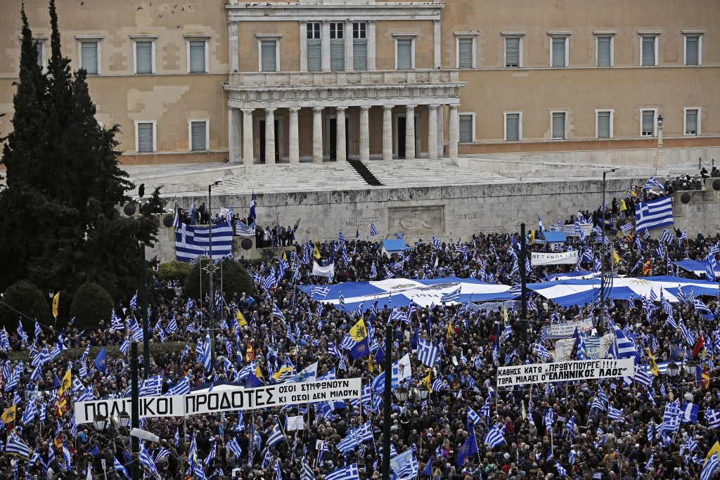 Κόσμος από όλη την Ελλάδα, κρατώντας ελληνικές σημαίες και πανό, συμμετέχει σε συλλαλητήριο ενάντια στη Συμφωνία των Πρεσπών, στο Σύνταγμα, Αθήνα, Κυριακή 20 Ιανουαρίου 2019. Η συμφωνία κατατέθηκε από την κυβέρνηση προς ψήφιση το πρωί του Σαββάτου στη Βουλή. Το συλλαλητήριο διοργάνωσαν οι Παμμακεδονικές Ενώσεις Υφηλίου, η Πανελλήνια Ομοσπονδία Πολιτιστικών Συλλόγων Μακεδόνων, ο Φορέας Ανένδοτου Αγώνα για τη Μακεδονία και τη Δημοκρατία και η Παμμακεδονική ΗΠΑ. Η Συμφωνία των Πρεσπών είναι μία διακρατική συμφωνία ανάμεσα στις κυβερνήσεις της Ελληνικής Δημοκρατίας και της πρώην Γιουγκοσλαβικής Δημοκρατίας της Μακεδονίας με σκοπό την επίλυση του ζητήματος της ονομασίας της Π.Γ.Δ.Μ. ΑΠΕ-ΜΠΕ/ ΑΠΕ-ΜΠΕ/ ΓΙΑΝΝΗΣ ΚΟΛΕΣΙΔΗΣ